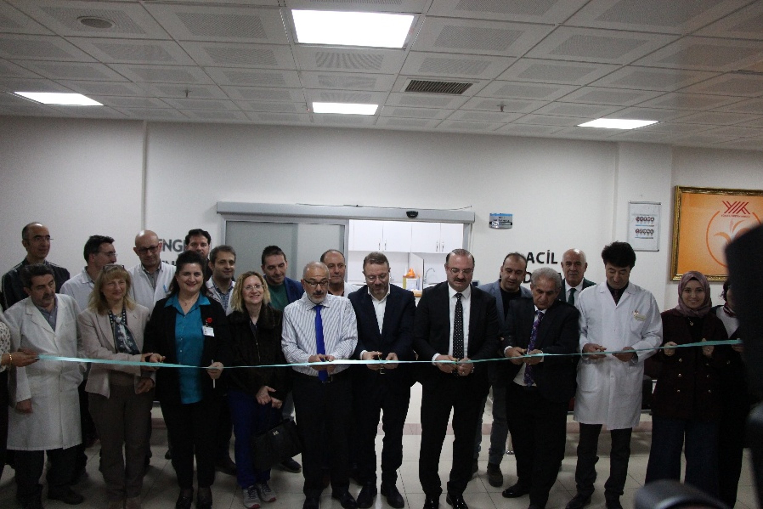 Diş Hekimliği Fakültesi bünyesine kazandırılan Acil Tıbbi Müdahale Odası; Rektörümüz sayın Prof. Dr. Ahmet Hacımüftüoğlu’nun katılımıyla düzenlenen törenle açılmıştır.