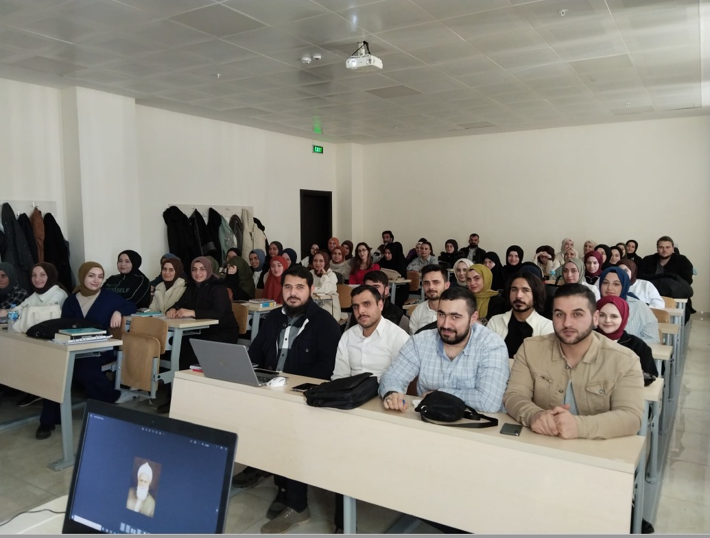 Toplumsal Duyarlılık Projeleri kapsamında “Erzurumlu Hâce Muhammed Lutfî Efendi (Alvarlı Efe) Hazretlerinin Hayatı ve Hülâsatu’l-Hakâyık Adlı Dîvânındaki Arapça Şiirlerden Örnekler ” adlı sunum düzenlendi.