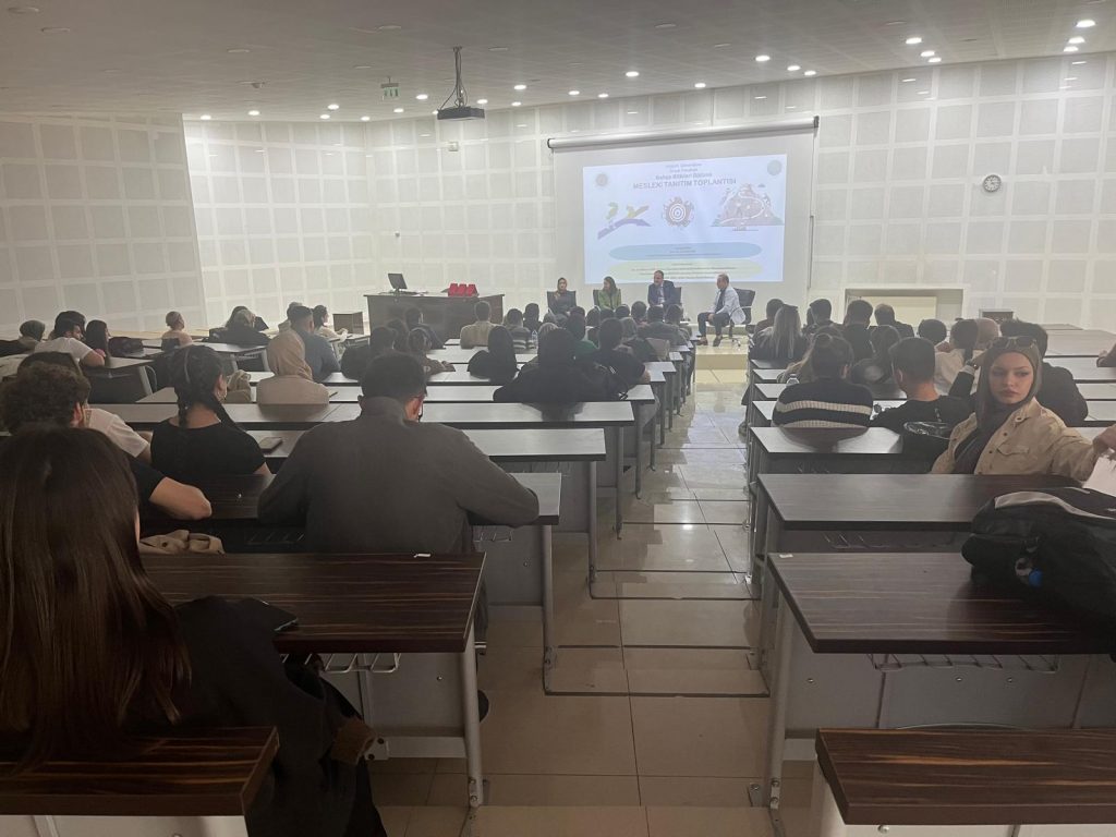 19.04.2024 tarihinde Bahçe Bitkileri öğrencilerimize Mesleki Tanıtım Toplantısı düzenlenmiştir.