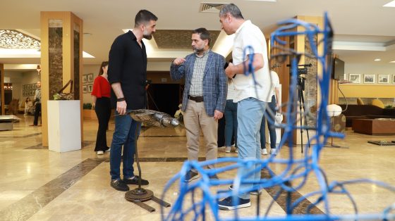 Çevre kirliliğine dikkat çekmek için ‘atıktan sanata’ sergisi