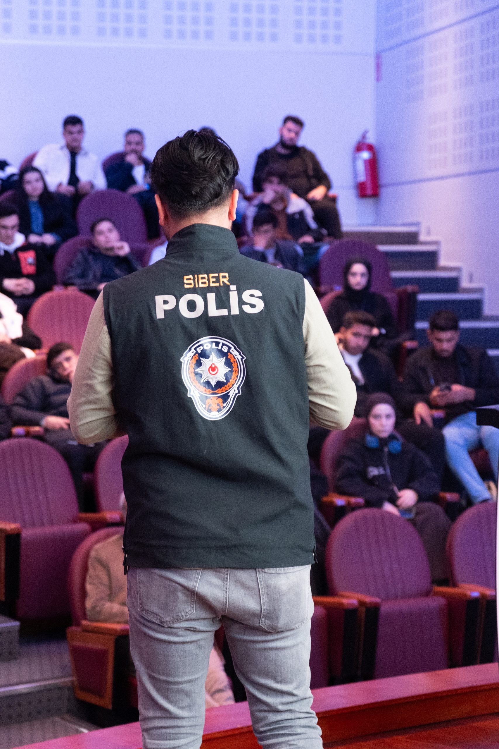 Teknik Bilimler Meslek Yüksekokulu Öğrencilerine “Güvenli ve Bilinçli İnternet Kullanımı” Söyleşisi Düzenlendi