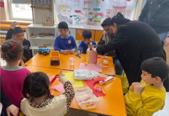 Minik Eller, Dost Canlar