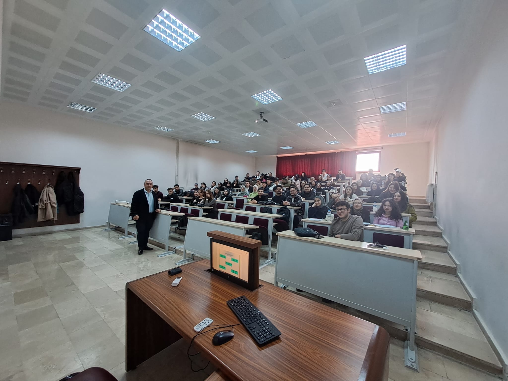 İşletme Bölümünde Müfredat Güncellemeleri İçin Öğrencilerle İstişare Toplantısı Gerçekleştirildi