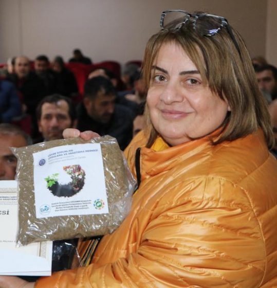 Erzurum Atatürk Üniversitesi Çevre Sorunları Uygulama ve Araştırma Merkezi Müdürü Prof. Dr. Zeynep Ceylan, Eğitime Alınan Çiftçilere Kompostu Anlattı