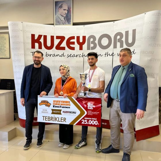 Kuzey Boru Çubuk Makarna Köprü Yarışması’nda mİMARLIK bÖLÜMÜ 1. sınıf öğrencilerimimnMazlum ALADAĞLI ve Sedanur AKPINAR 55 kg taşıma kapasitesine sahip köprü tasarımlarıyla birinci oldu.