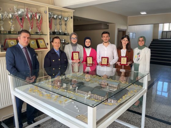 Mimarlık Bölümü öğrencilerimizden Akif Karaağaç, Ahmet Alkan, Azizenur Sülüker, Ebrar Tatar ve Meral Kuşkapan Mühendislik Fakültesi binasının maketini tamamlayarak teslim ettiler.