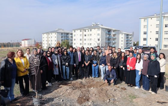 Peyzaj Mimarlığı Bölümü Öğrencileri Rektörümüzle Birlikte Ağaç Dikti