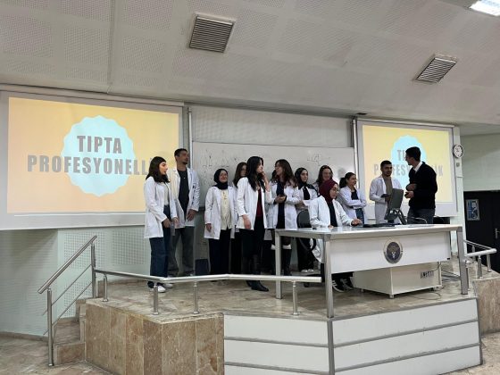 Türkçe ve İngilizce Tıp Dönem 3 Öğrencileri Tıbbi Profesyonellik Dersi Pratiğinde Grup Sunumlarını Gerçekleştirdi.