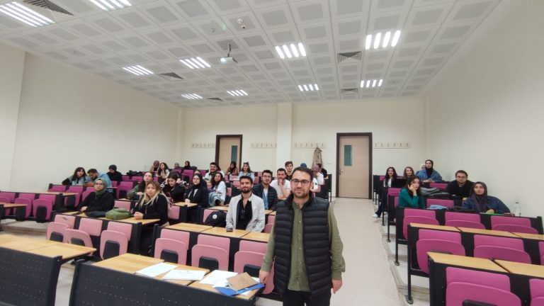 Erzurum Teknik Üniversitesi, Toplumsal Katkı ve Eşitlik Politikaları Koordinatörlüğü’nün düzenlediği I. Sosyal Sorumluluk Okulu kapsamında, 22 Mayıs 2024’te Dr. Ahmet Polatoğlu tarafından “Toplumsal Duyarlılık Projeleri” hakkında bilgilendirme sunumu yapıldı.