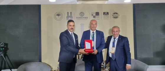 Fakültemiz Dekanı Prof. Dr. Mustafa Sinan AKTAŞ Yüksek Rakım Koşullarında Büyükbaş Hayvancılığının Avantaj ve Dezavantajları konulu sunumunu gerçekleştirdi