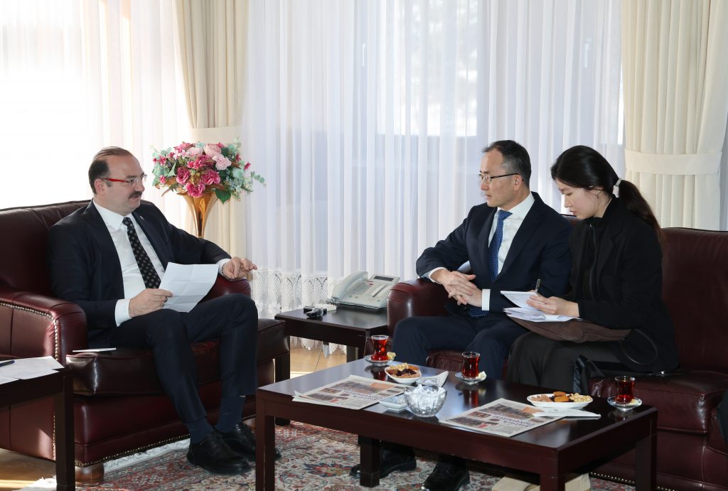 Çin Halk Cumhuriyeti Ankara Büyükelçisi Jiang Xuebin Atatürk Üniversitesinde