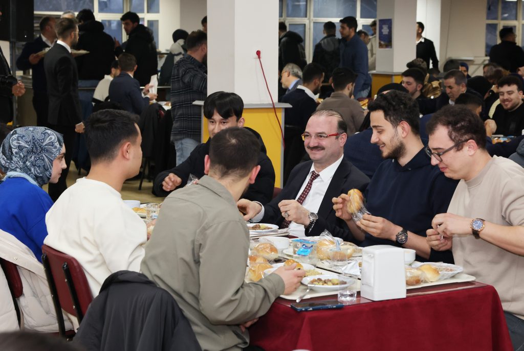 Rektör Hacımüftüoğlu Öğrencilerle İftar Sofrasında Buluştu