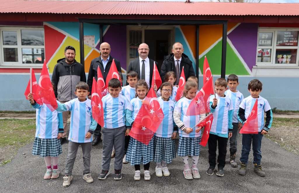 Güzelova’da 23 Nisan Coşkusu: Rektör Hacımüftüoğlu, Minik Yüreklerle Bayram Sevincini Paylaştı